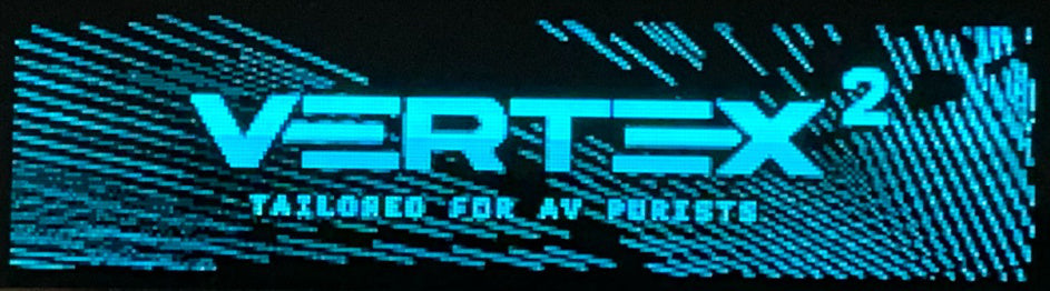 Het 3,12 inch blauwe OLED-display van de HDfury Vertex 2 met het opstartlogo Vertex 2 en de regel Tailored for AV purists